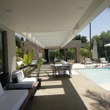 Βίλα In Patras With Pool Near